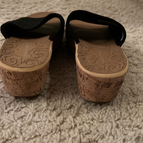 Rockport platform slides. Cork material- black cloth upper. Lightweight SZ 7.5♥️ - Picture 7 of 8